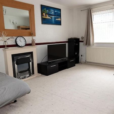 אולדהאם 3 Bed Home Sleeps 8 People Located 1 Min From Train Stop - Otley Terrace מראה חיצוני תמונה