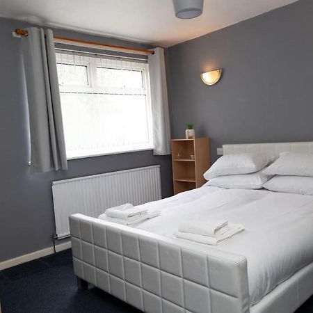 אולדהאם 3 Bed Home Sleeps 8 People Located 1 Min From Train Stop - Otley Terrace מראה חיצוני תמונה