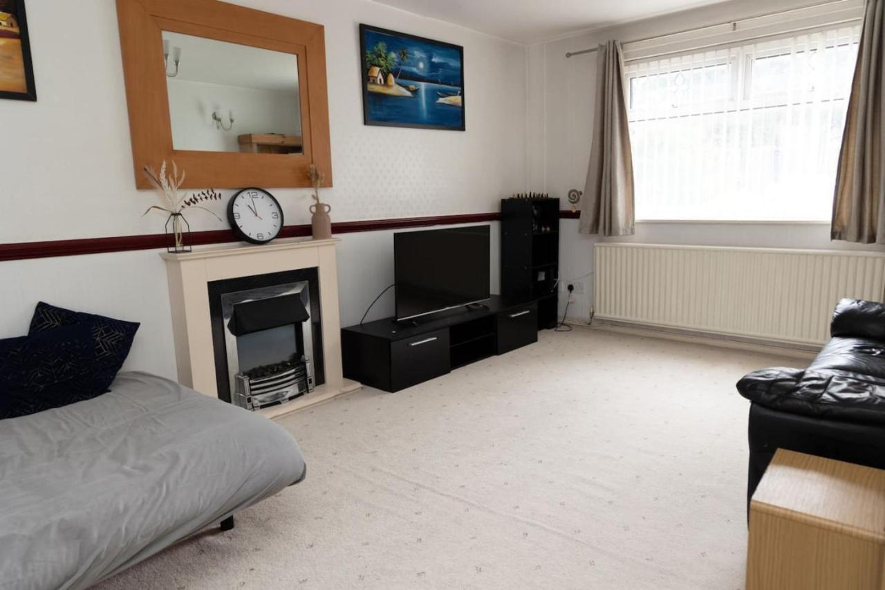 אולדהאם 3 Bed Home Sleeps 8 People Located 1 Min From Train Stop - Otley Terrace מראה חיצוני תמונה