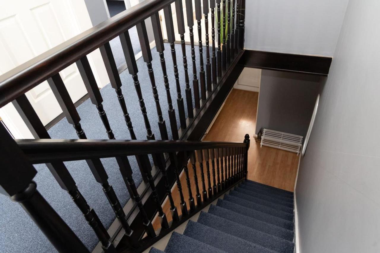 אולדהאם 3 Bed Home Sleeps 8 People Located 1 Min From Train Stop - Otley Terrace מראה חיצוני תמונה