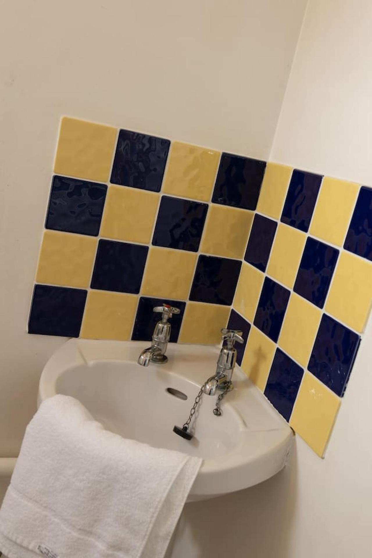 אולדהאם 3 Bed Home Sleeps 8 People Located 1 Min From Train Stop - Otley Terrace מראה חיצוני תמונה