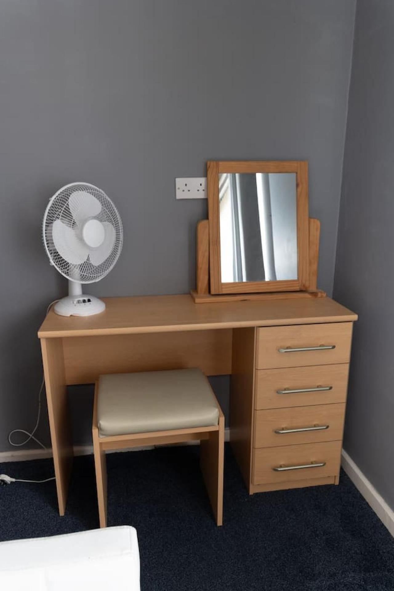 אולדהאם 3 Bed Home Sleeps 8 People Located 1 Min From Train Stop - Otley Terrace מראה חיצוני תמונה