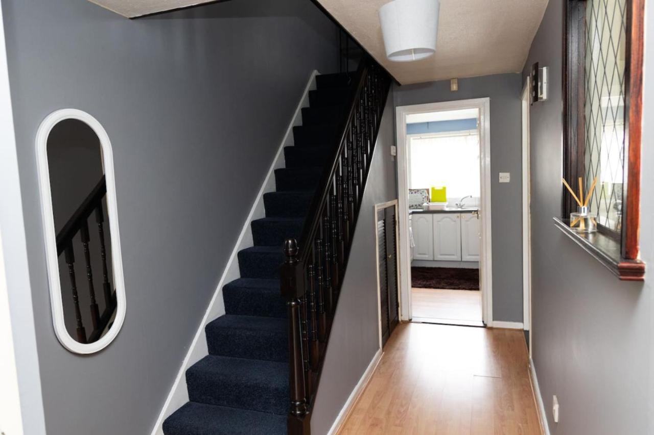 אולדהאם 3 Bed Home Sleeps 8 People Located 1 Min From Train Stop - Otley Terrace מראה חיצוני תמונה