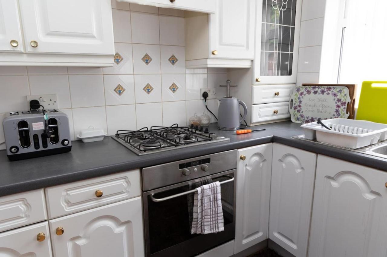 אולדהאם 3 Bed Home Sleeps 8 People Located 1 Min From Train Stop - Otley Terrace מראה חיצוני תמונה