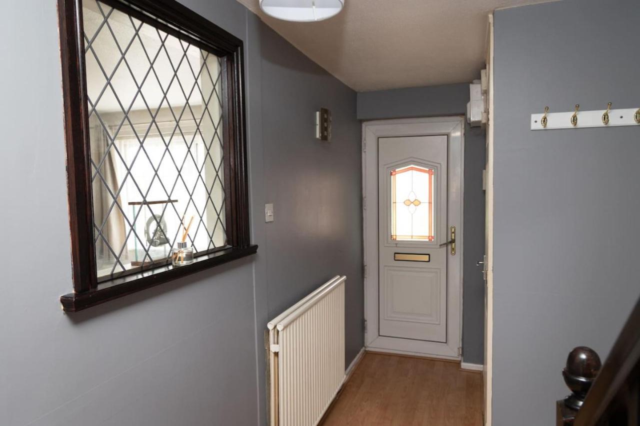אולדהאם 3 Bed Home Sleeps 8 People Located 1 Min From Train Stop - Otley Terrace מראה חיצוני תמונה