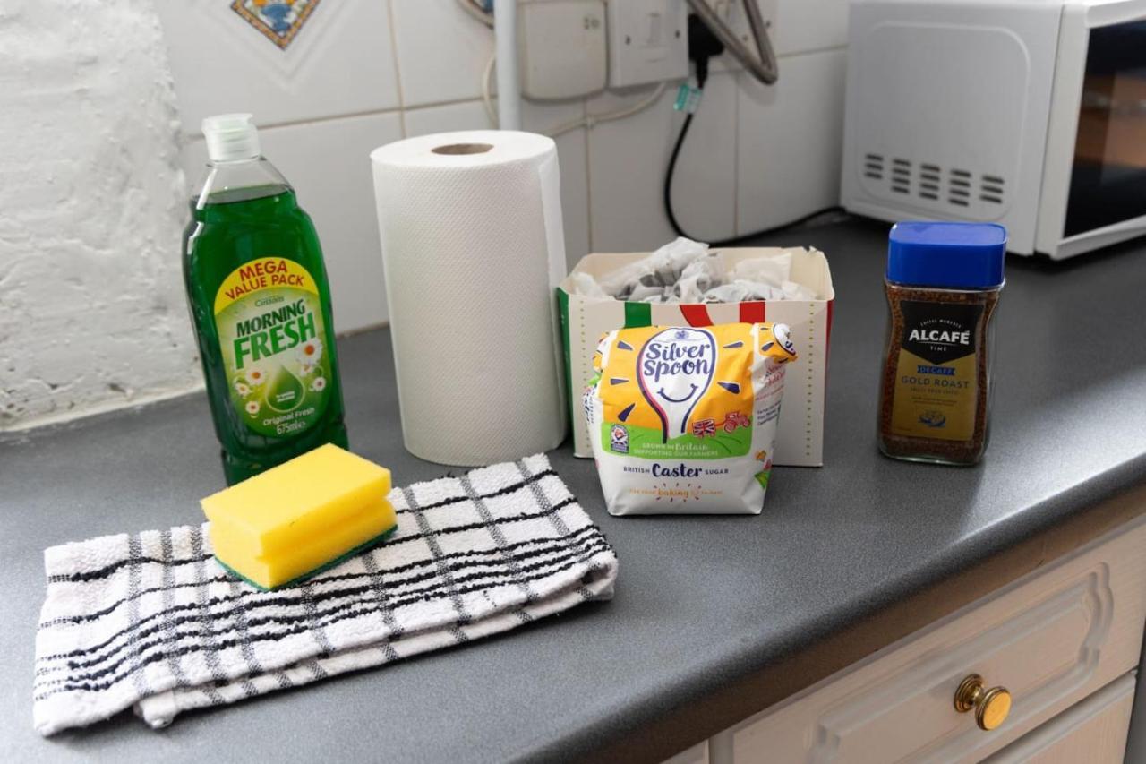 אולדהאם 3 Bed Home Sleeps 8 People Located 1 Min From Train Stop - Otley Terrace מראה חיצוני תמונה