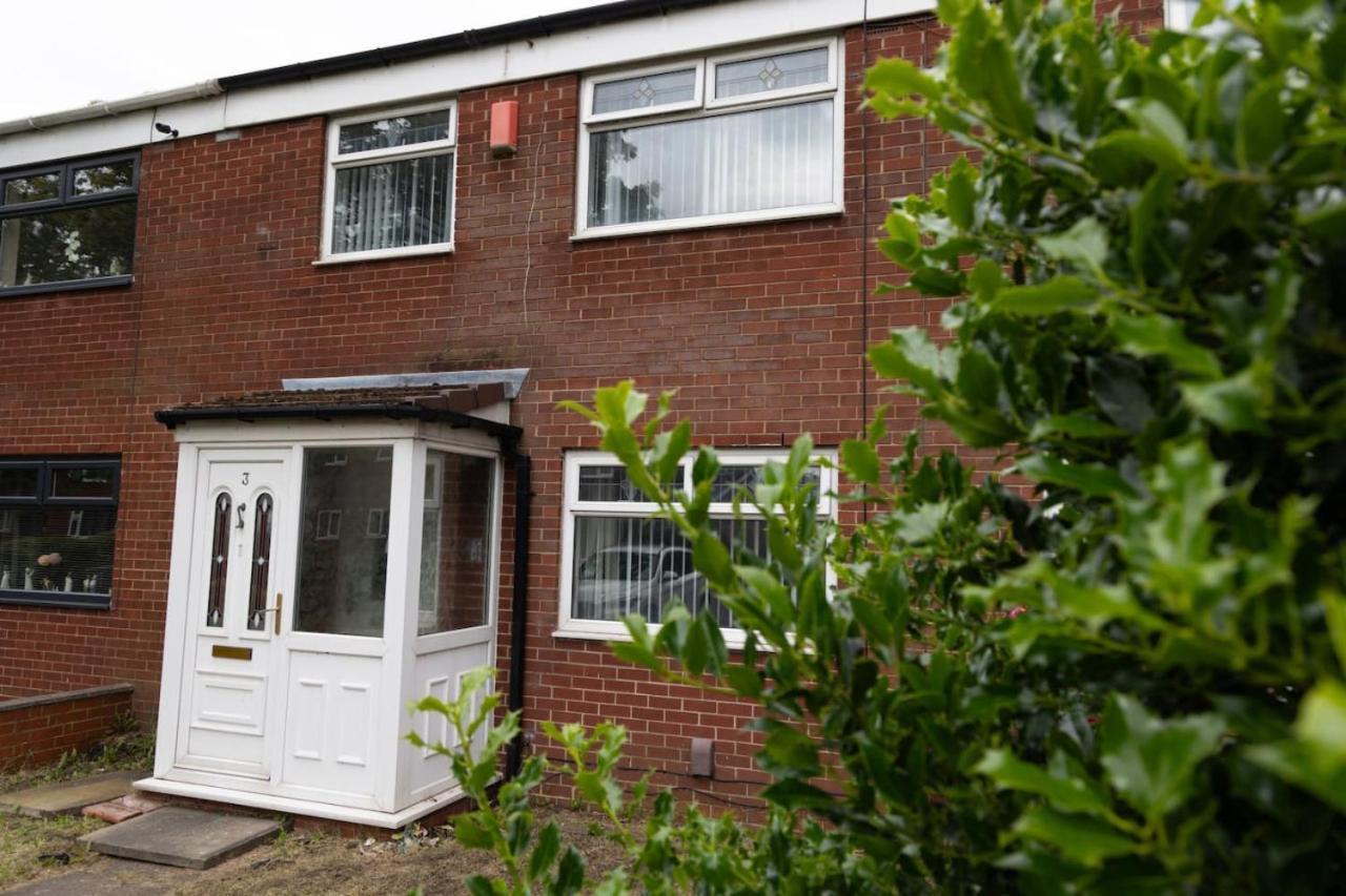 אולדהאם 3 Bed Home Sleeps 8 People Located 1 Min From Train Stop - Otley Terrace מראה חיצוני תמונה