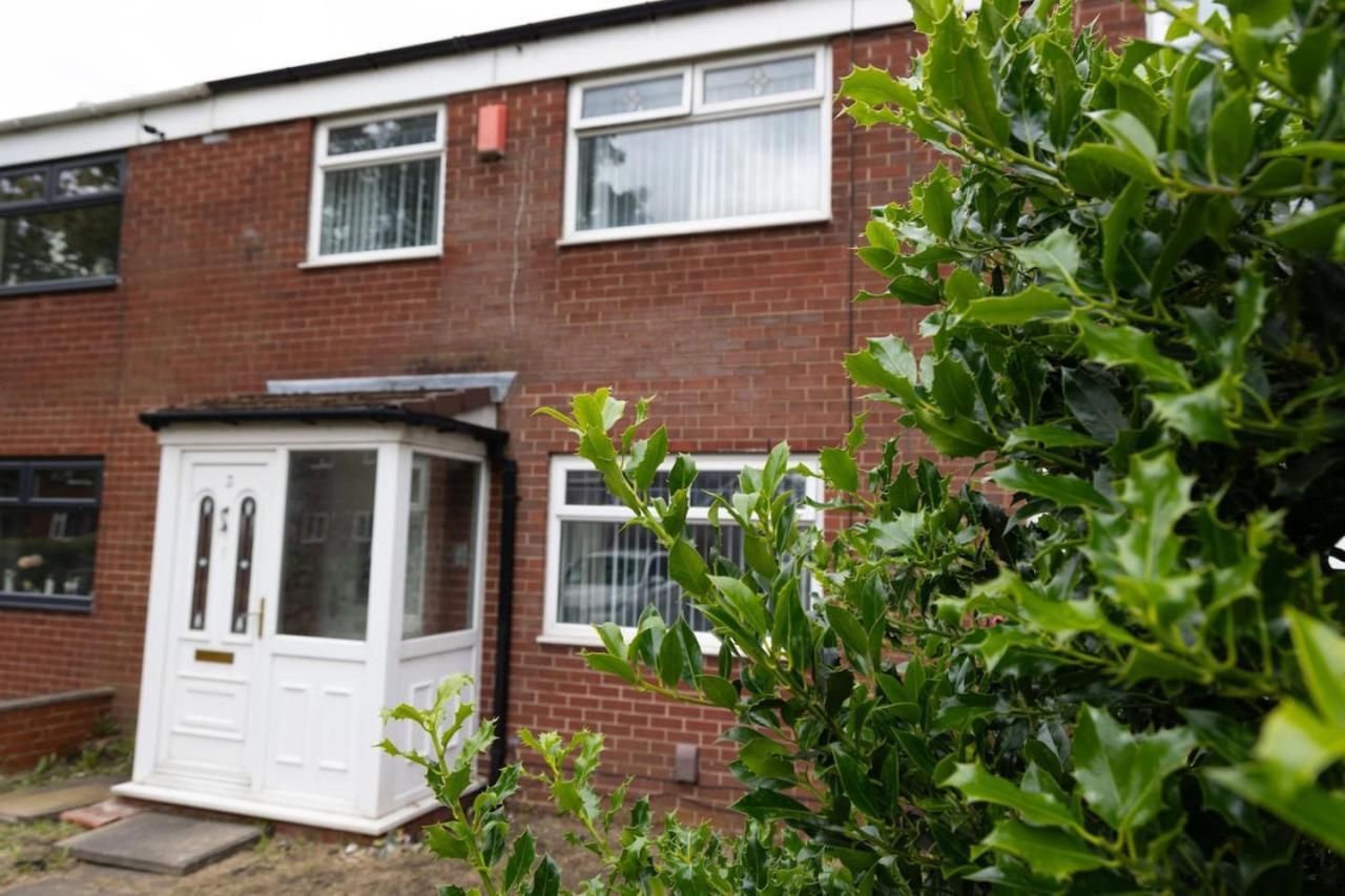 אולדהאם 3 Bed Home Sleeps 8 People Located 1 Min From Train Stop - Otley Terrace מראה חיצוני תמונה