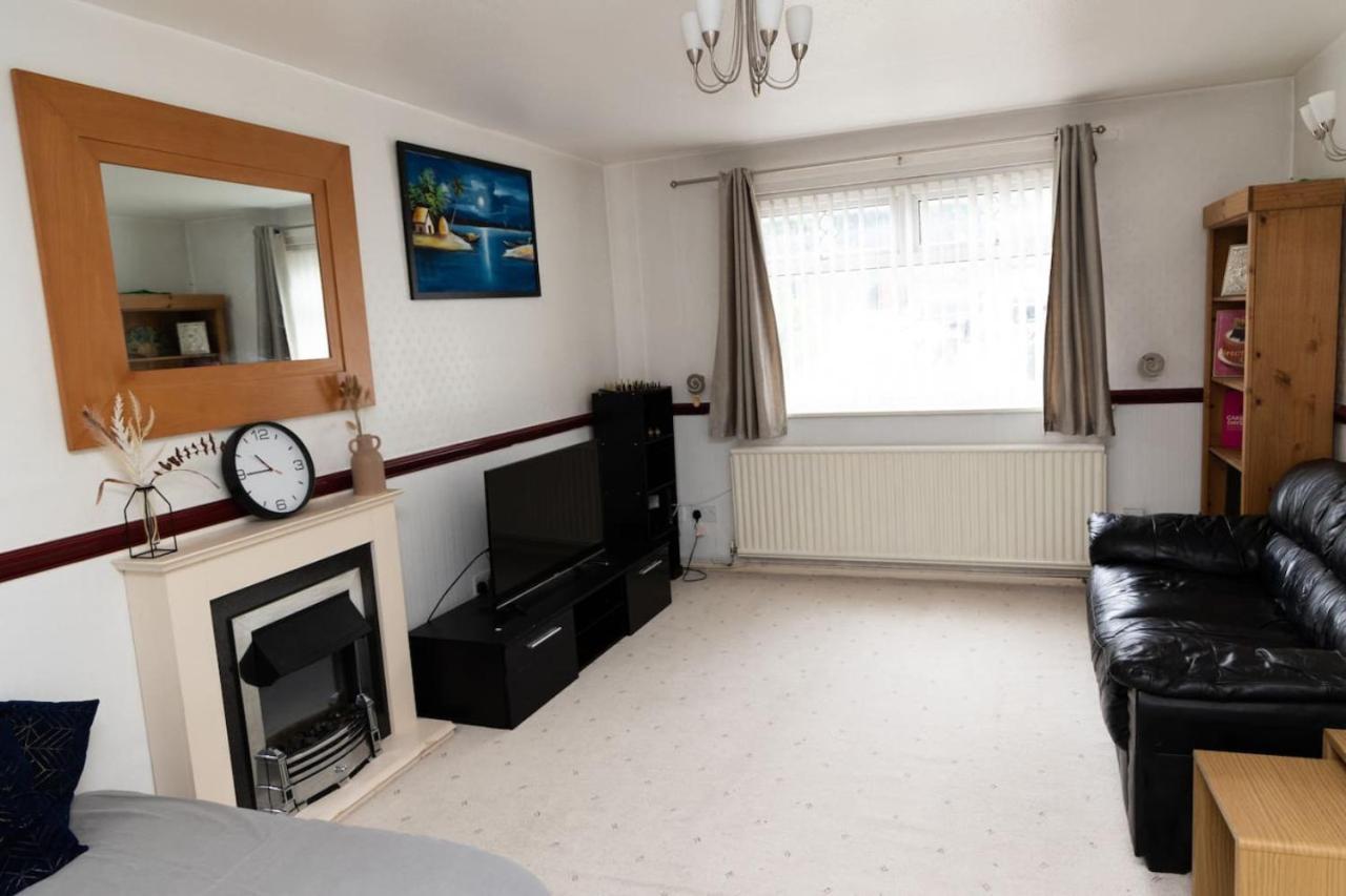 אולדהאם 3 Bed Home Sleeps 8 People Located 1 Min From Train Stop - Otley Terrace מראה חיצוני תמונה