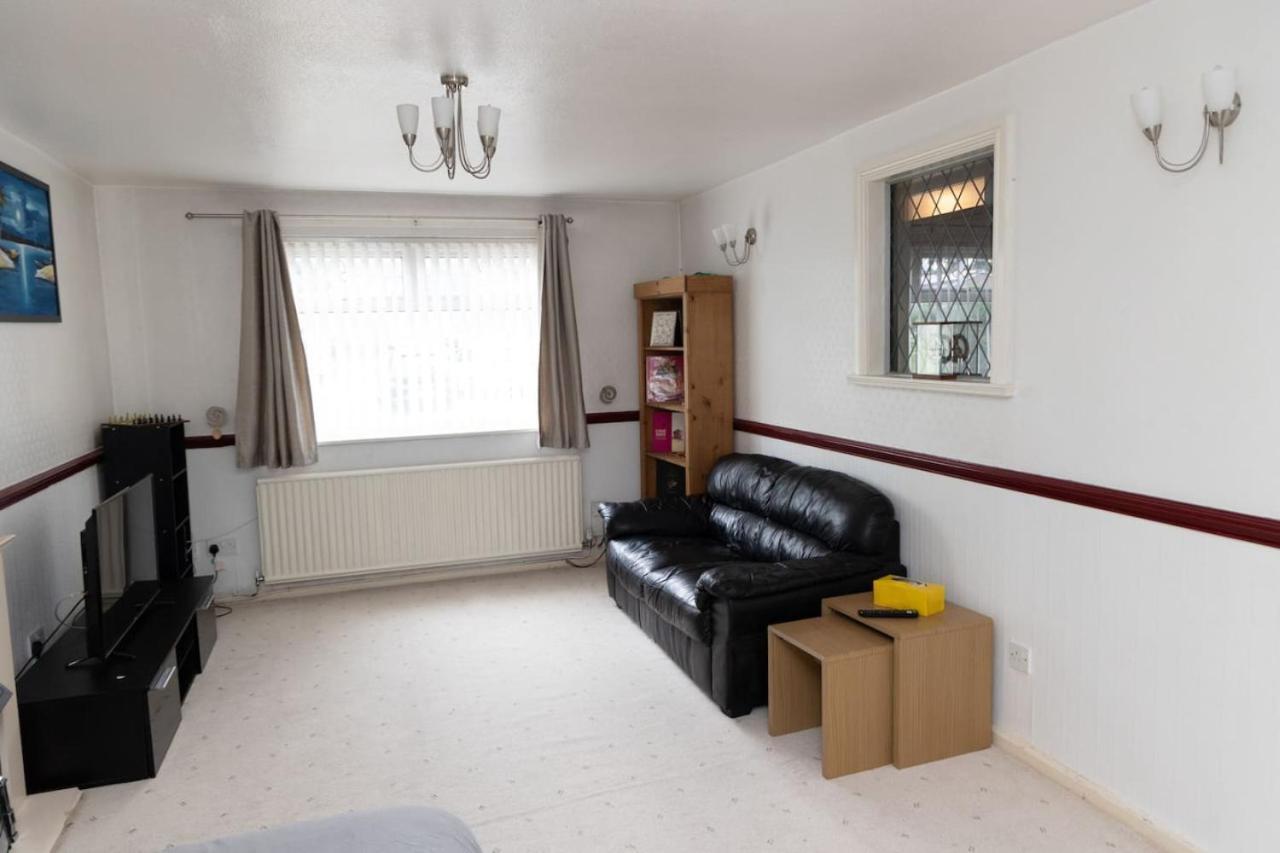 אולדהאם 3 Bed Home Sleeps 8 People Located 1 Min From Train Stop - Otley Terrace מראה חיצוני תמונה