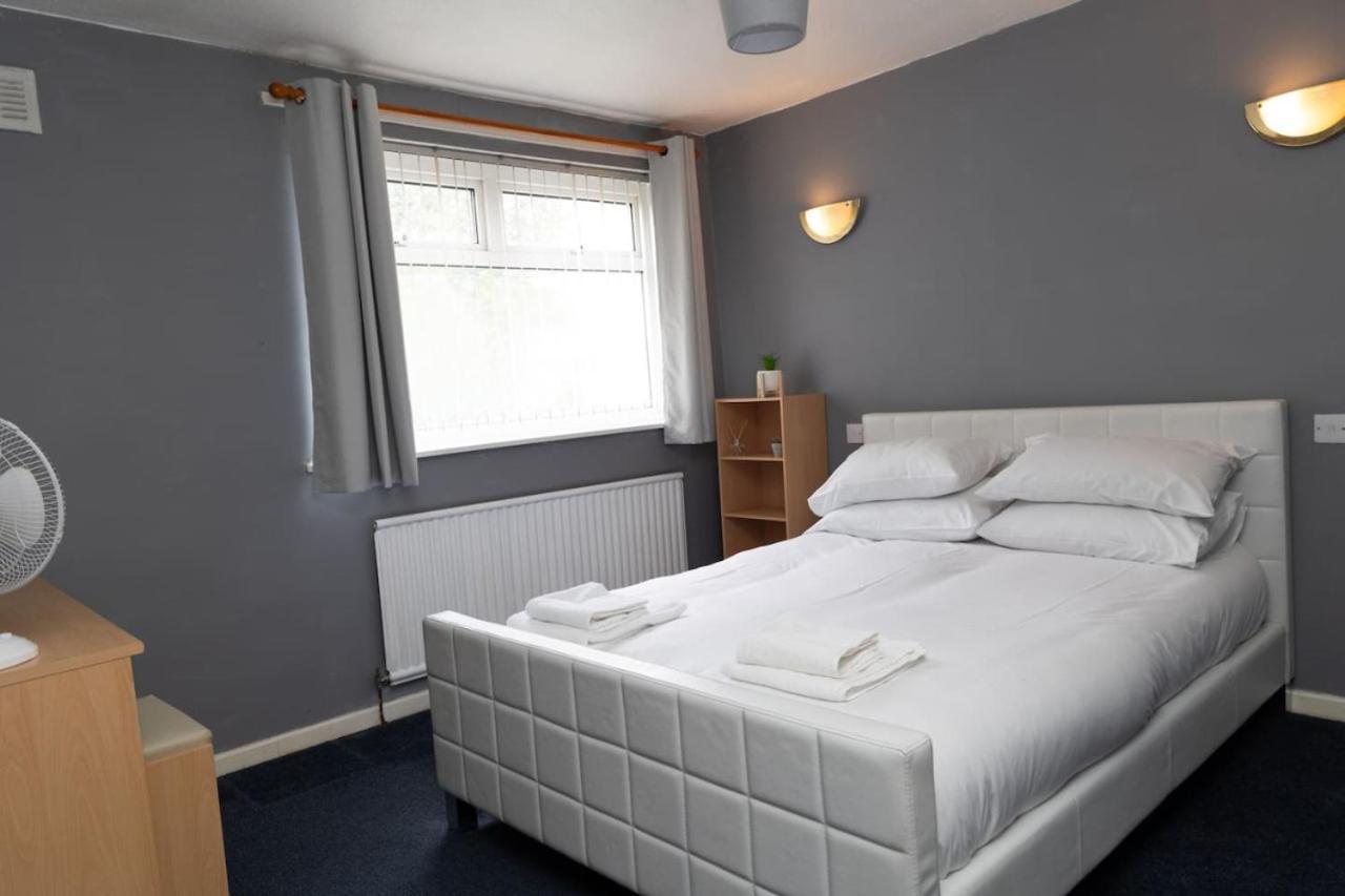 אולדהאם 3 Bed Home Sleeps 8 People Located 1 Min From Train Stop - Otley Terrace מראה חיצוני תמונה