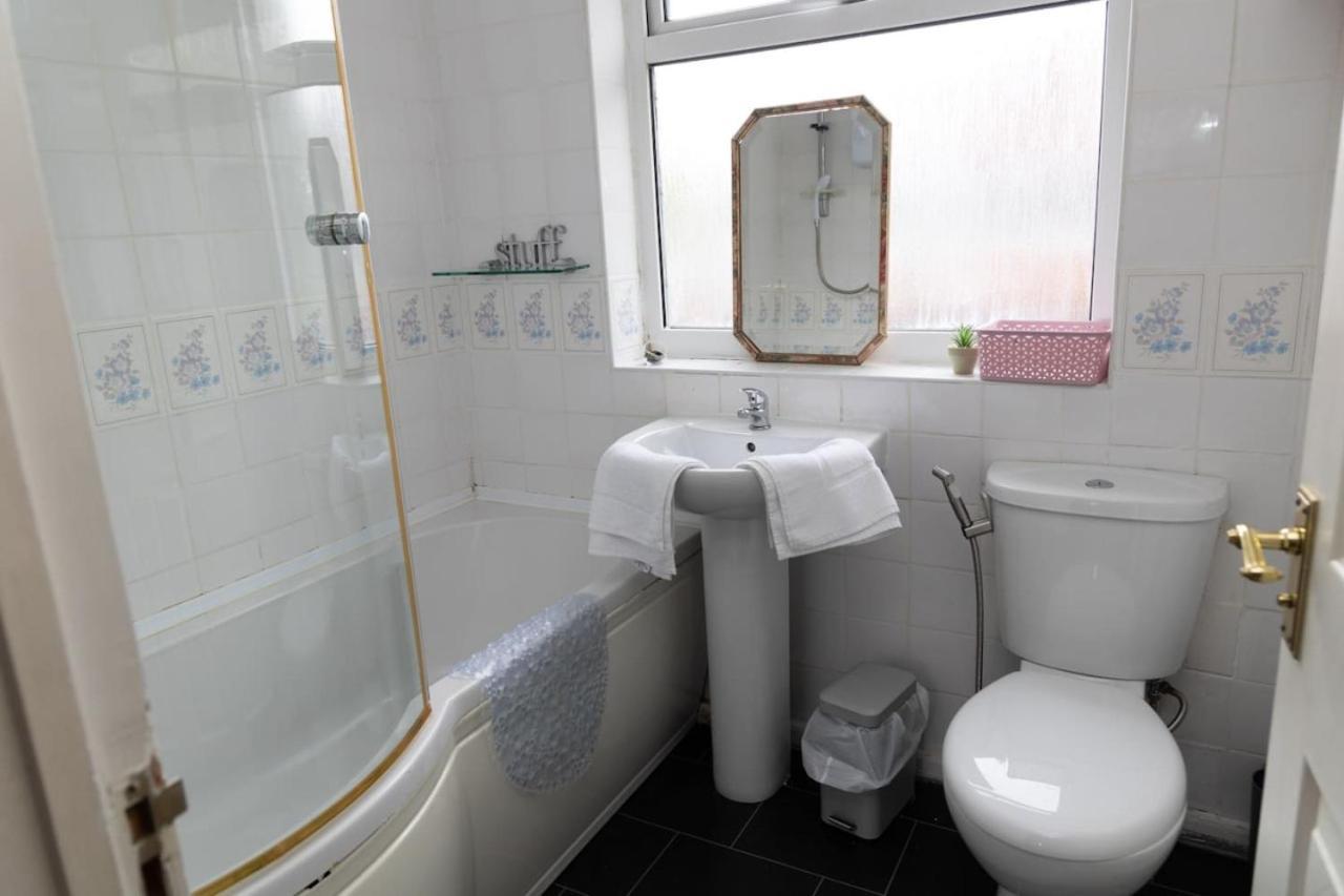 אולדהאם 3 Bed Home Sleeps 8 People Located 1 Min From Train Stop - Otley Terrace מראה חיצוני תמונה