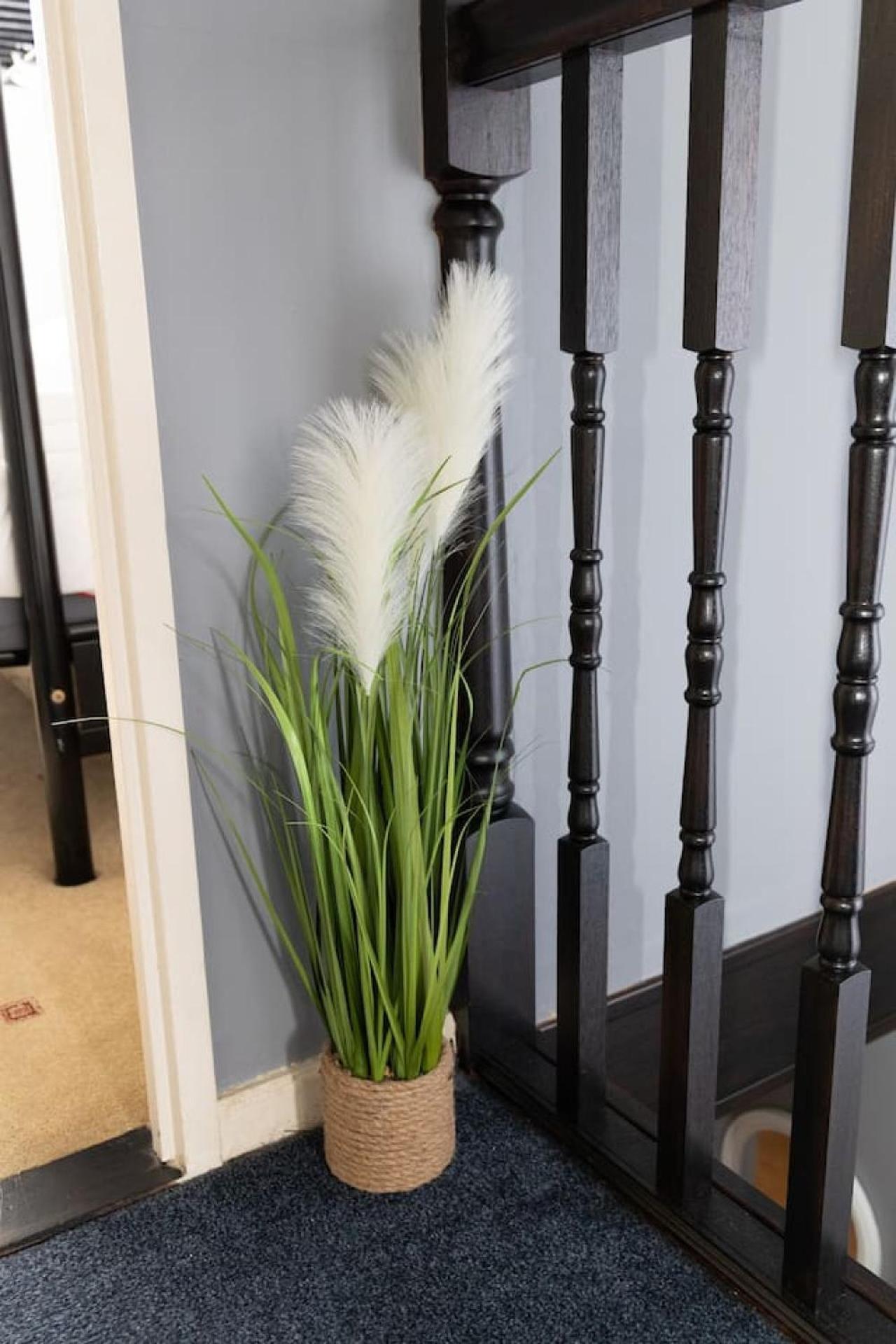 אולדהאם 3 Bed Home Sleeps 8 People Located 1 Min From Train Stop - Otley Terrace מראה חיצוני תמונה