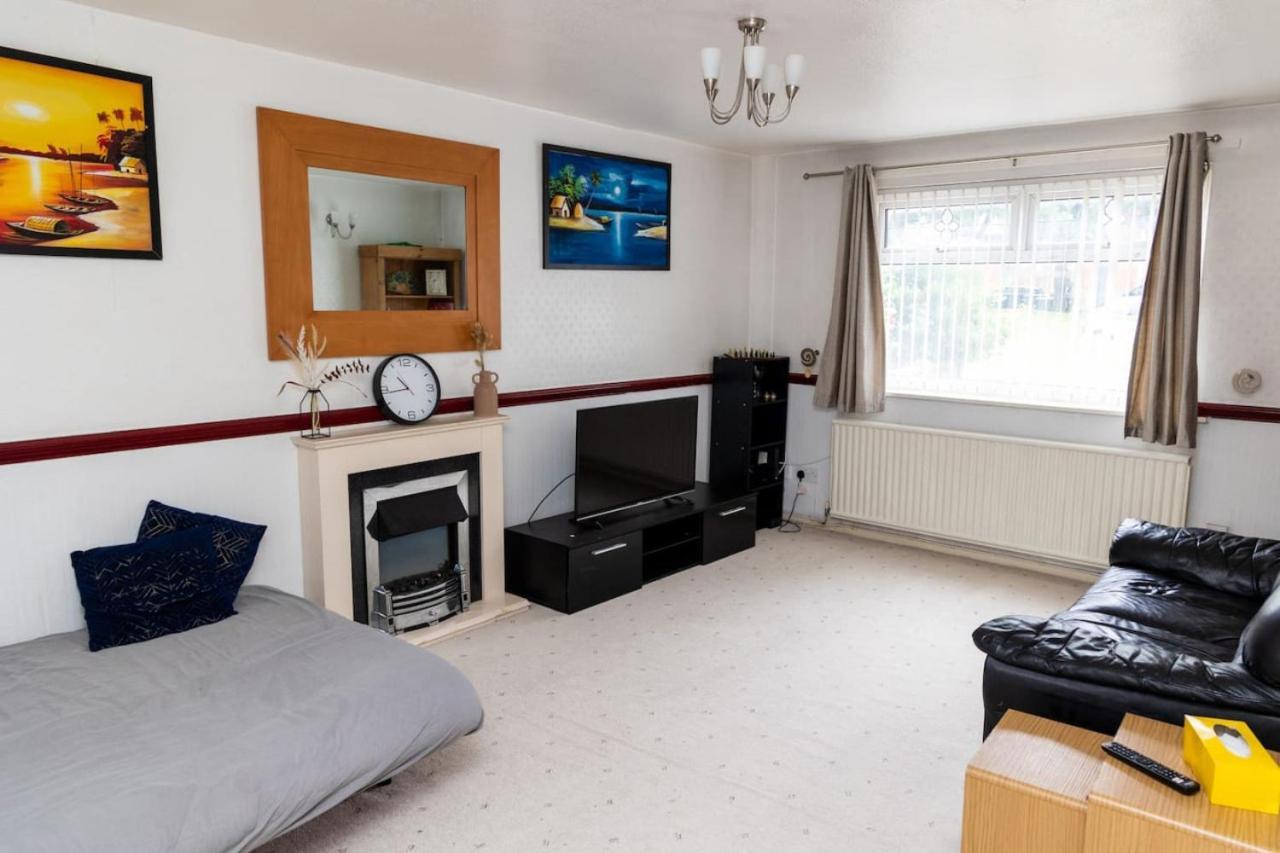 אולדהאם 3 Bed Home Sleeps 8 People Located 1 Min From Train Stop - Otley Terrace מראה חיצוני תמונה